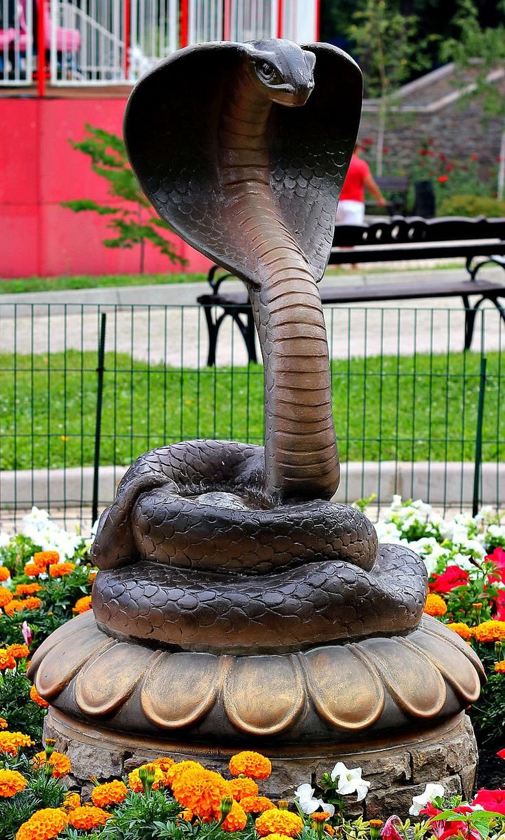 Садова Парковая статуя змеи