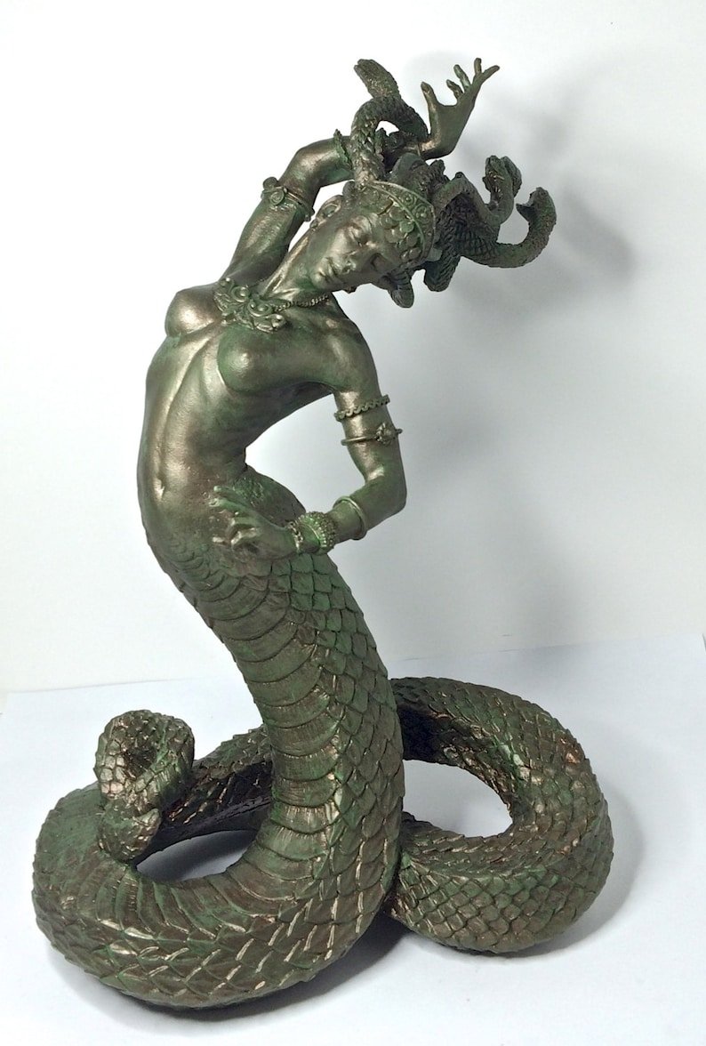 Змей статуя