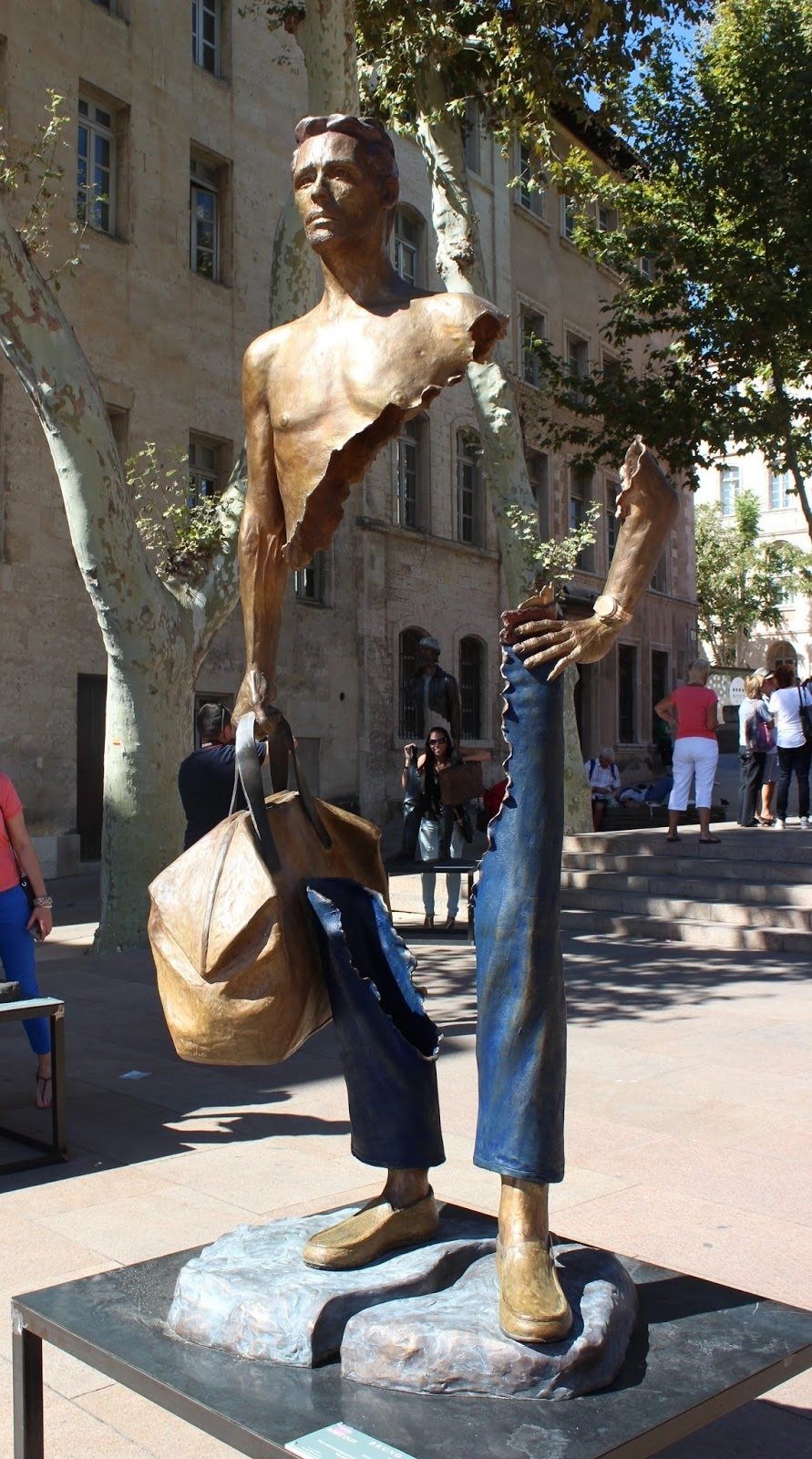 "Рваные" скульптуры Бруно Каталано в Венеции