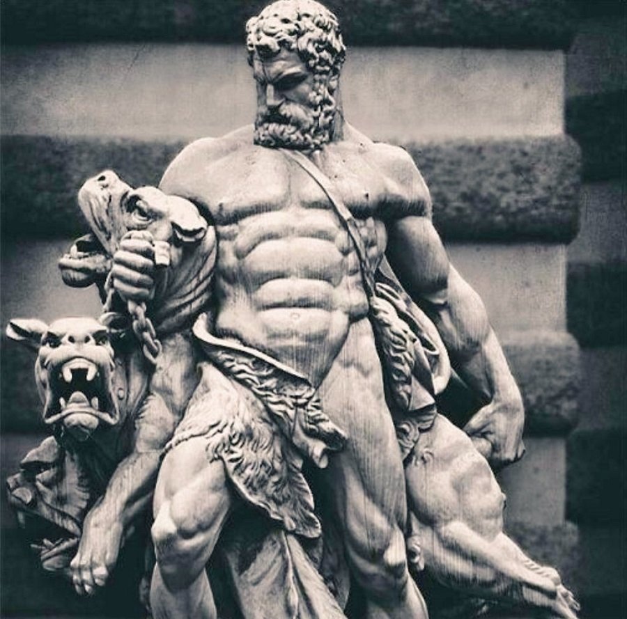 Статуя Геракла с Цербером