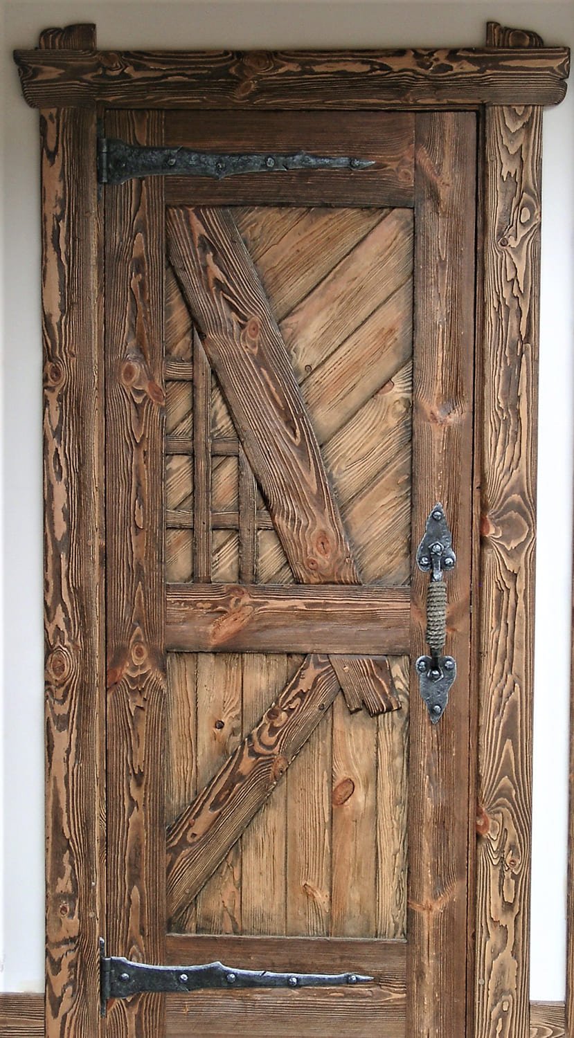 Простая деревянная дверь