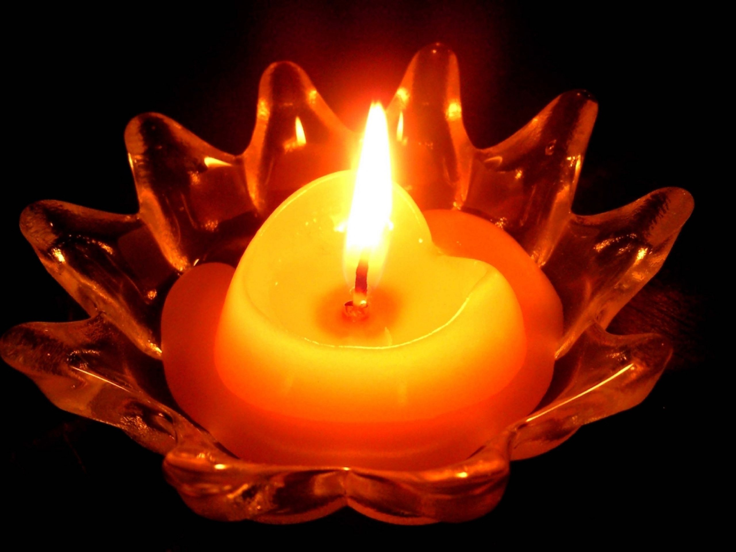 Лампадка картинка. Красивые горящие свечи. Свечи красиво. Лампада для свечи. Лампада с огнем.