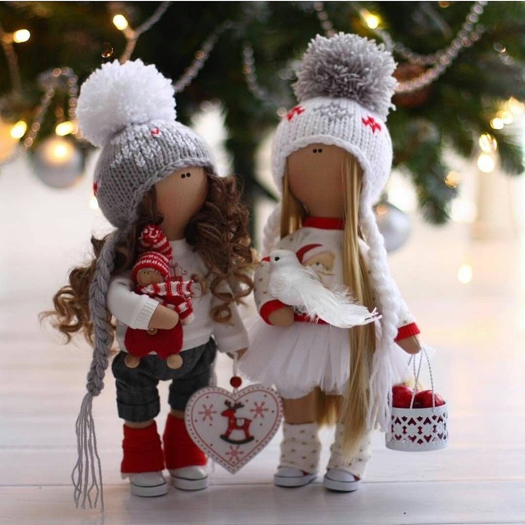 Подарок игрушка кукла. Новогодние куклы. Новогодние текстильные куклы. Кукла большеножка Новогодняя. Рождественские интерьерные куклы.