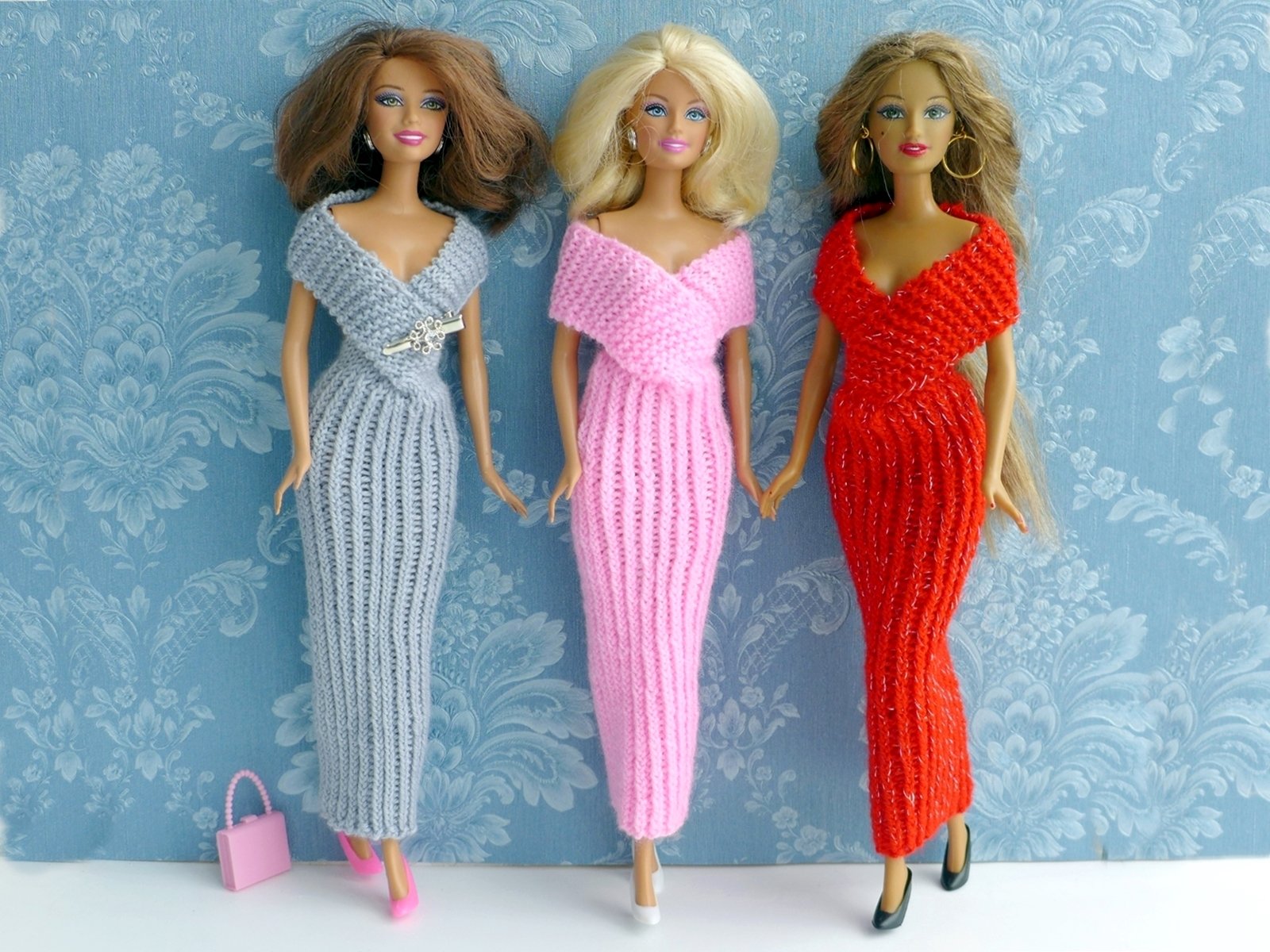 Костюм для кукол своими руками. Одежда для Барби. Вязаные платья для Барби. Вязаная одежда для кукол Барби. Платье для куклы Барби.