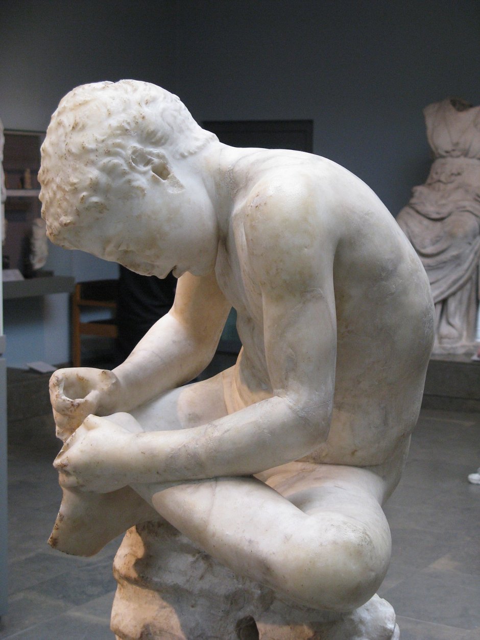Мальчик вынимающий занозу скульптура