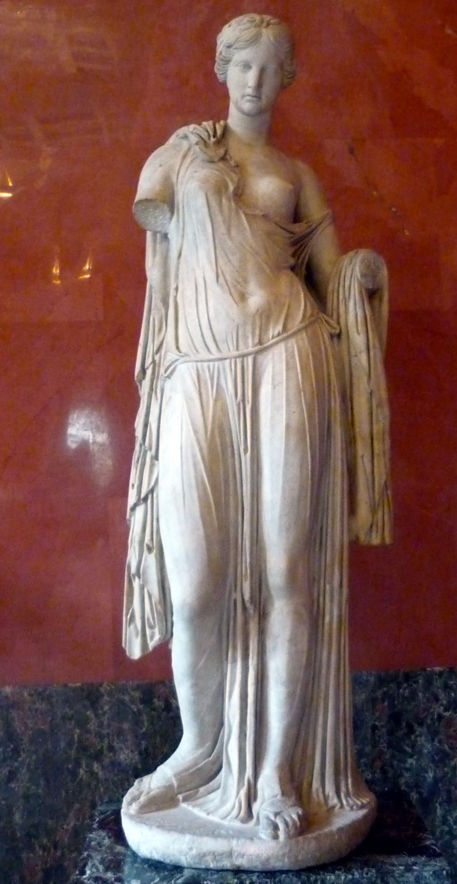 Афродита статуя складки на животе
