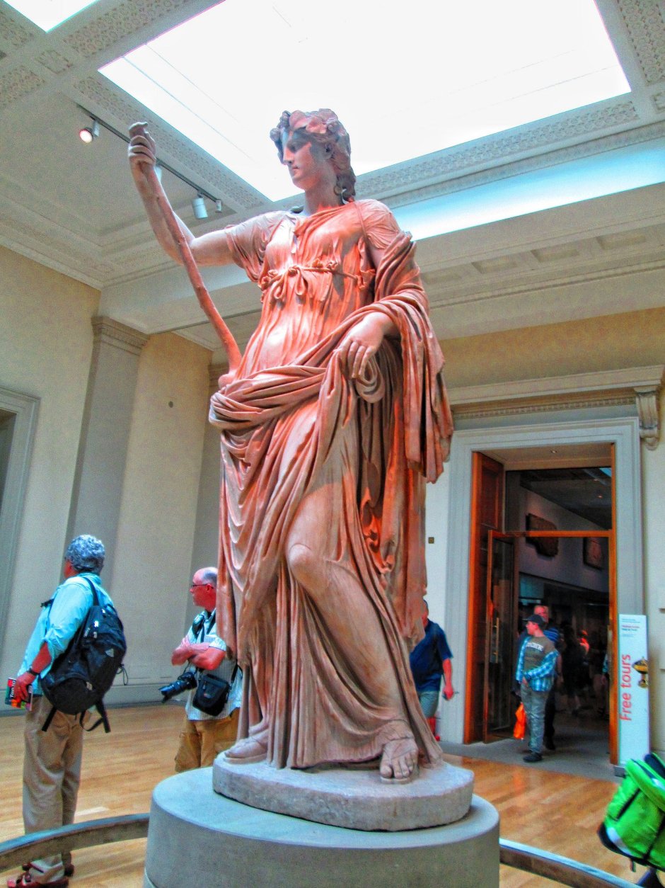 Афродита богиня древней Греции статуя
