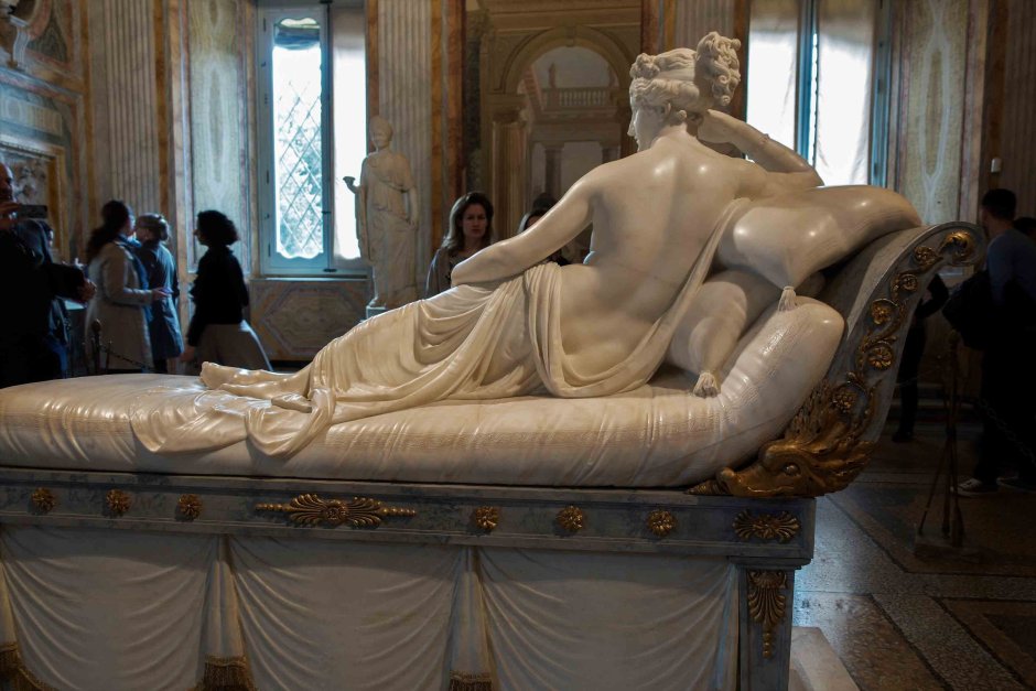 Паолина Боргезе в образе Венеры (1805–1807, Рим, музей и галерея Боргезе),