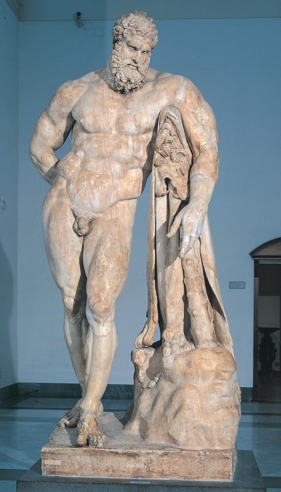 Статуя Геракла во Франции