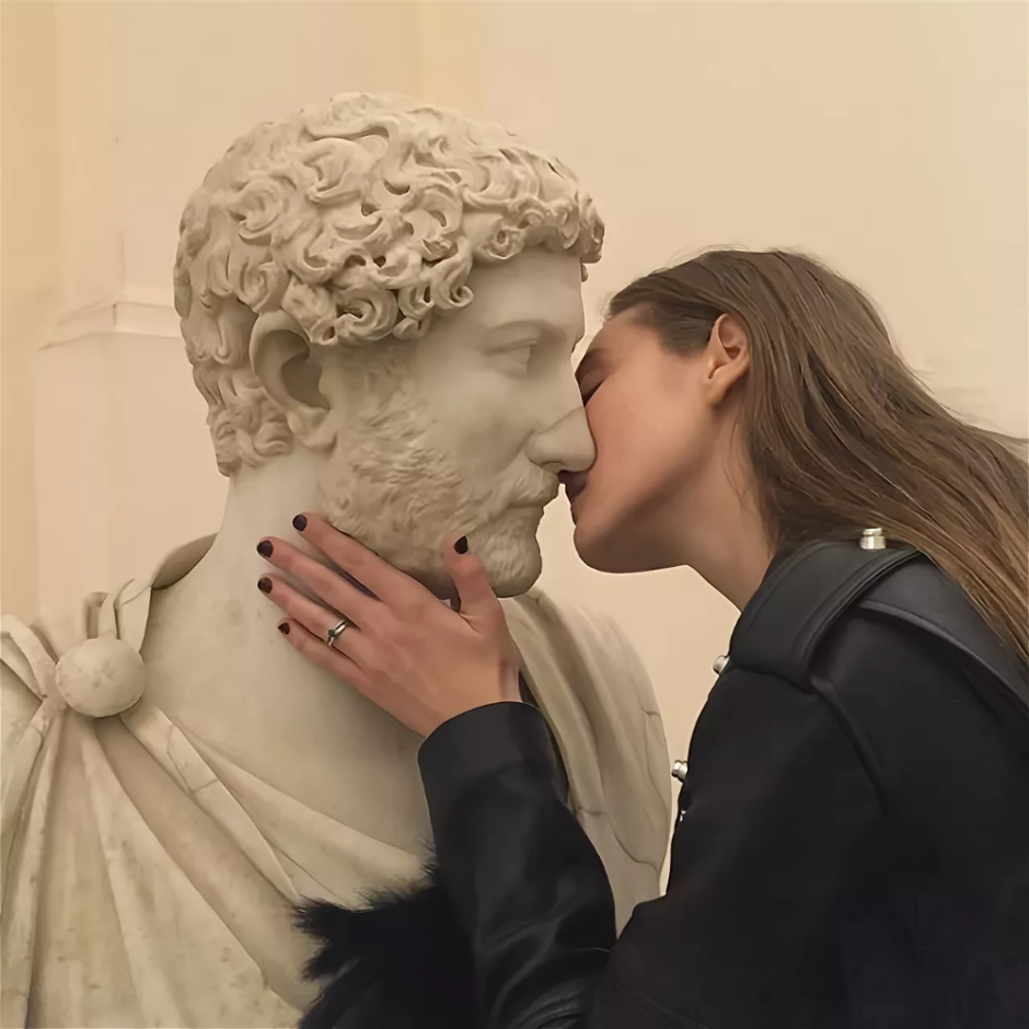 Поцелуй со статуей