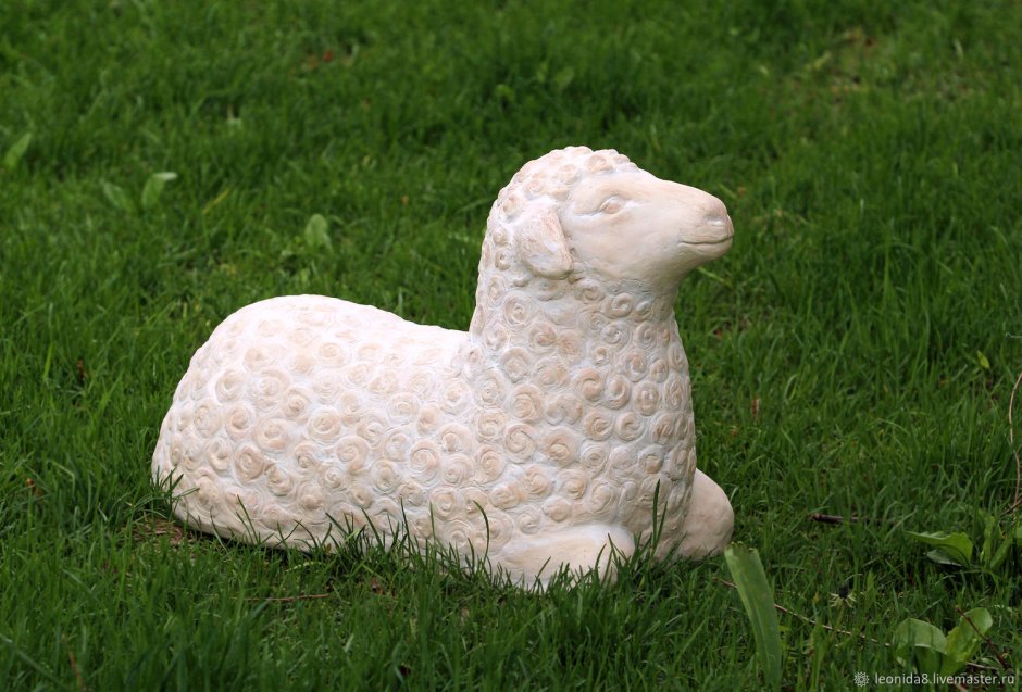 Статуя овцы