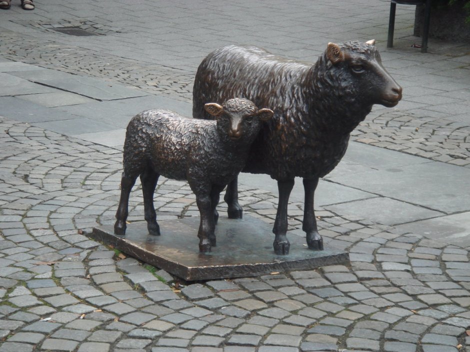 Овца скульптура