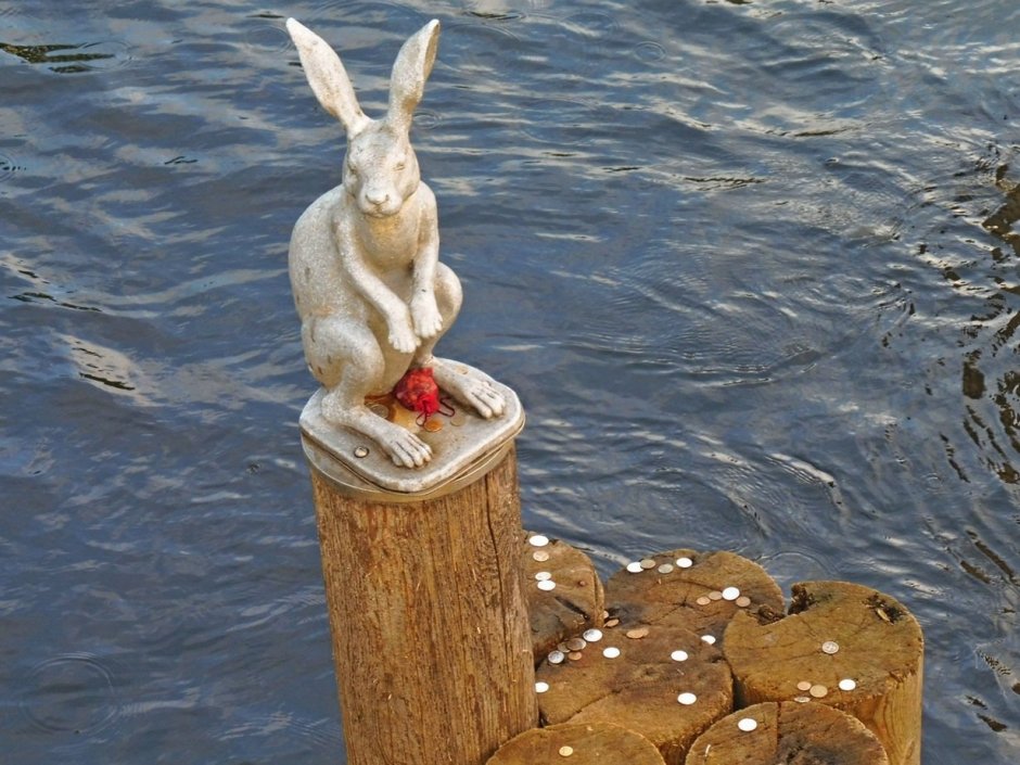 Скульптура зайца в петропавловской крепости