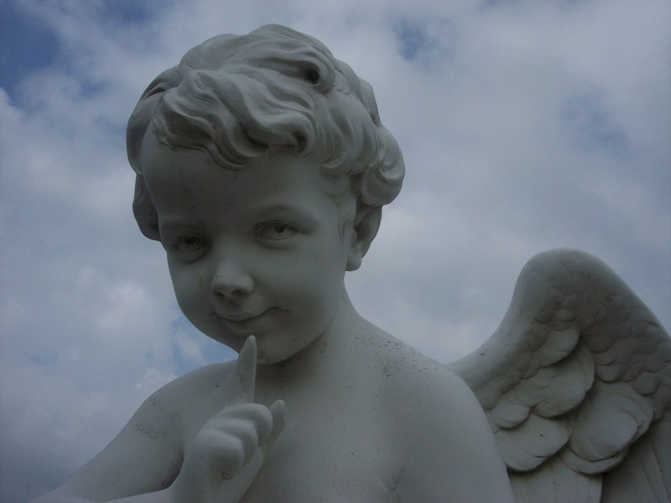 Улыбающийся ангел скульптура
