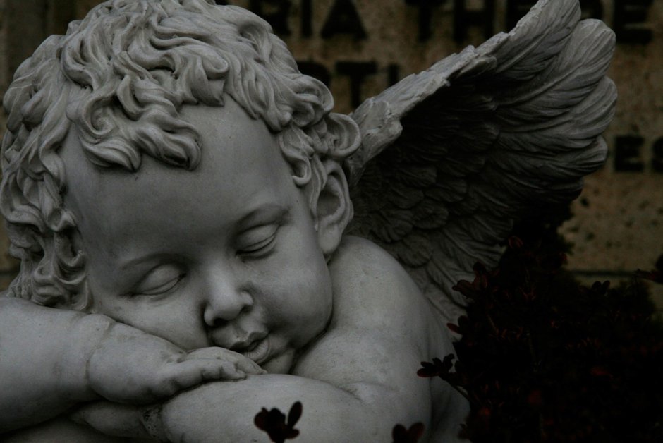 Готическая скульптура ангел