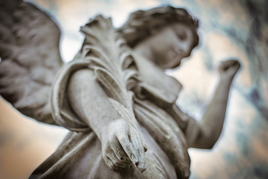 Статуя ангела медицины
