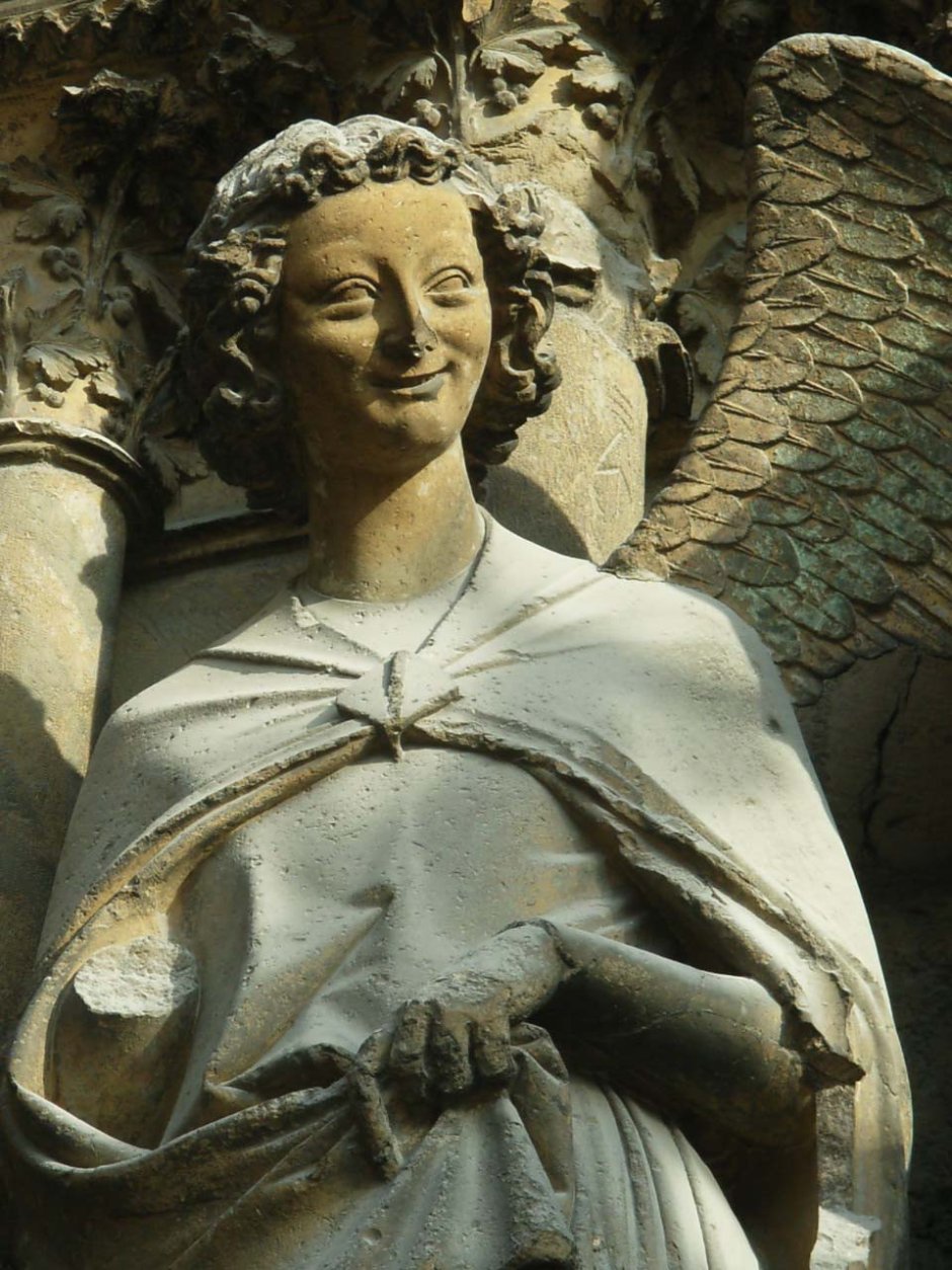 Скульптура улыбающегося ангела Реймского собора