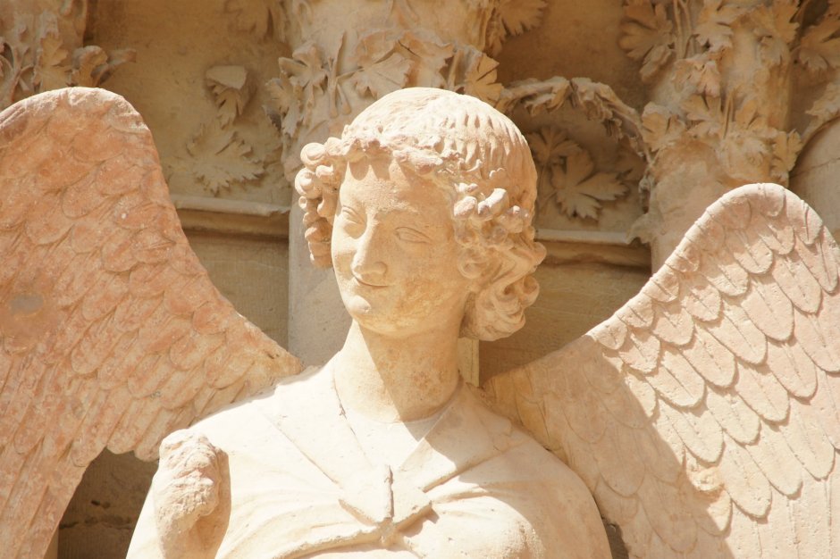 Ангел скульптура Реймского собора