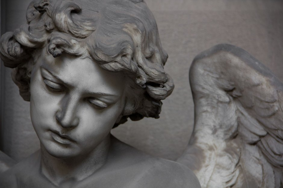 Скульптуры ангелов кладбище Стальено