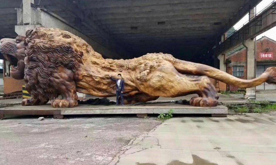 Лев из дерева в Тайгане