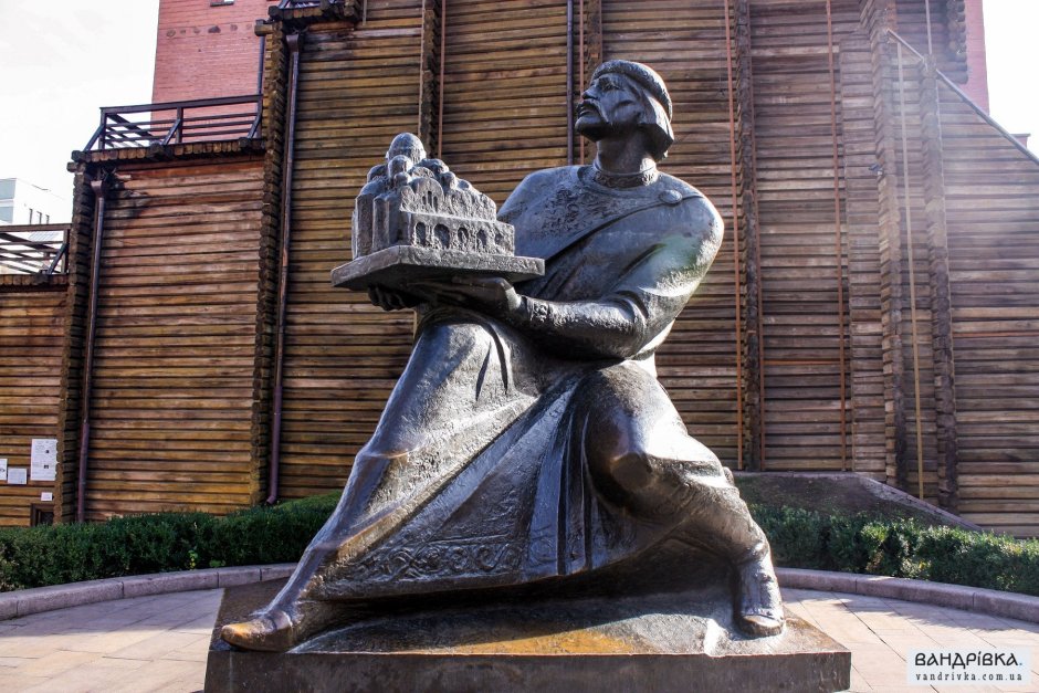 Скульптура Ярослава Мудрого в Ярославле