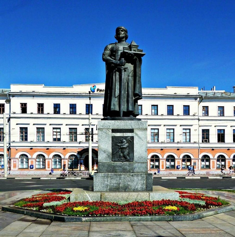 Памятник Ярославу мудрому в Киеве