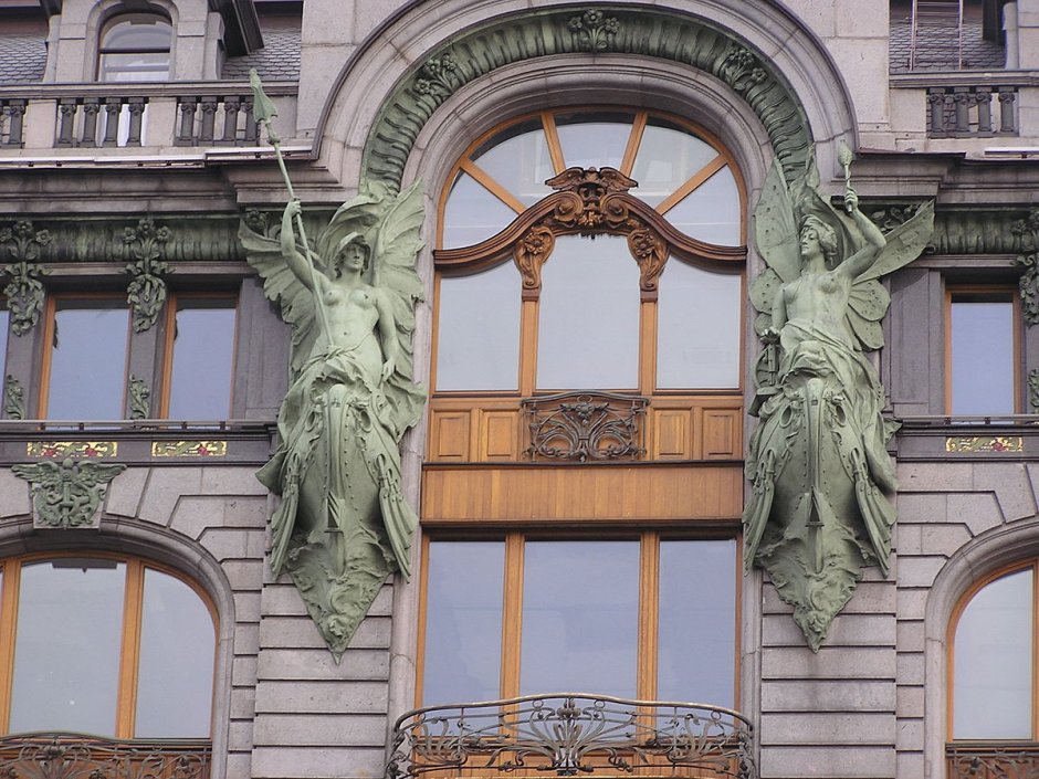 Дом Зингера статуи в Санкт-Петербурге
