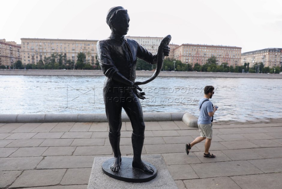 Необычная скульптура в Москве на набережной
