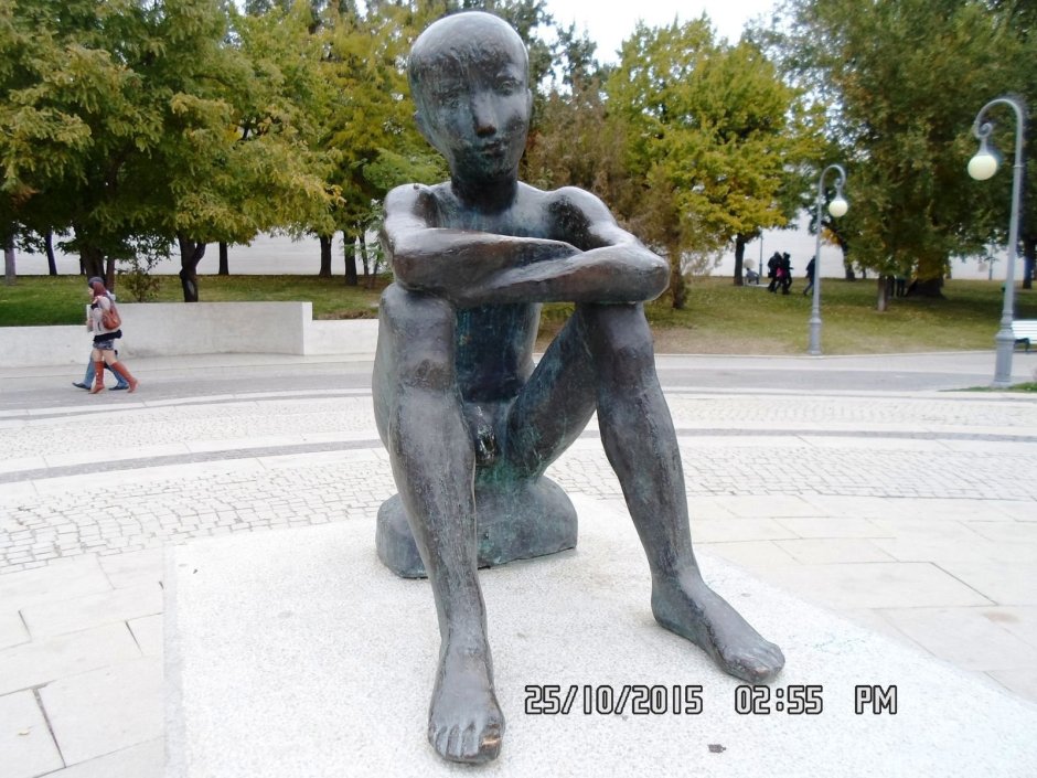 Скульптура мальчика в Калининграде