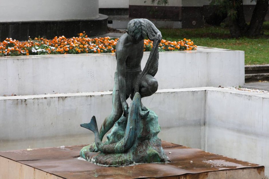 Павловск фонтан мальчик с рыбкой