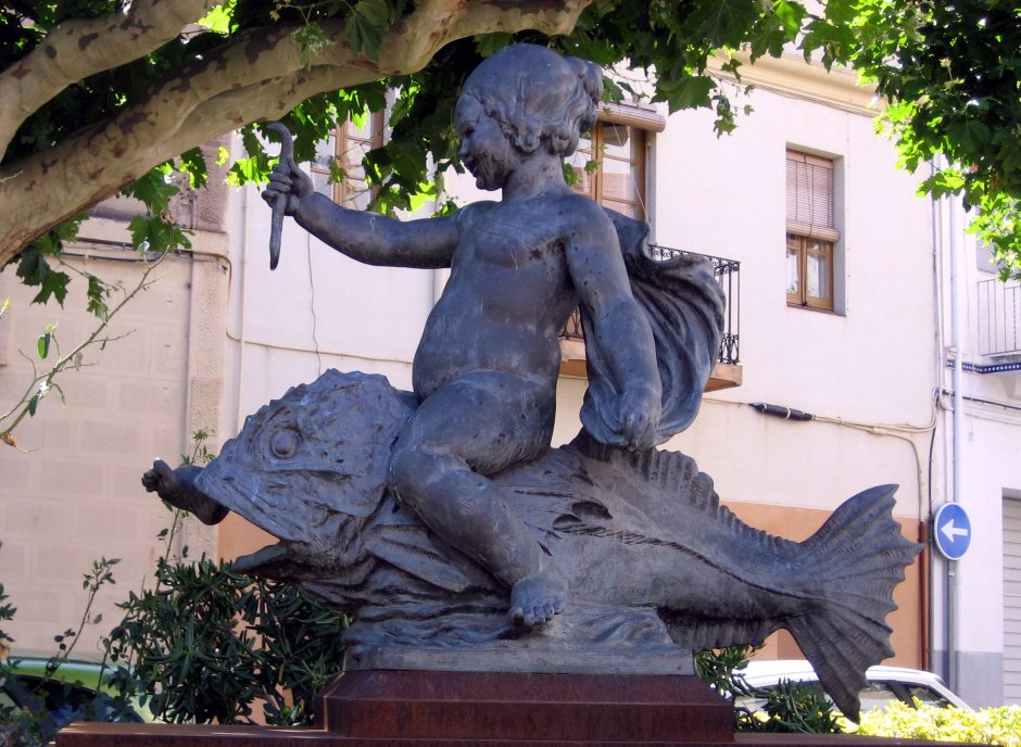 "Мальчик с рыбой", бронза, Морайра, Испания