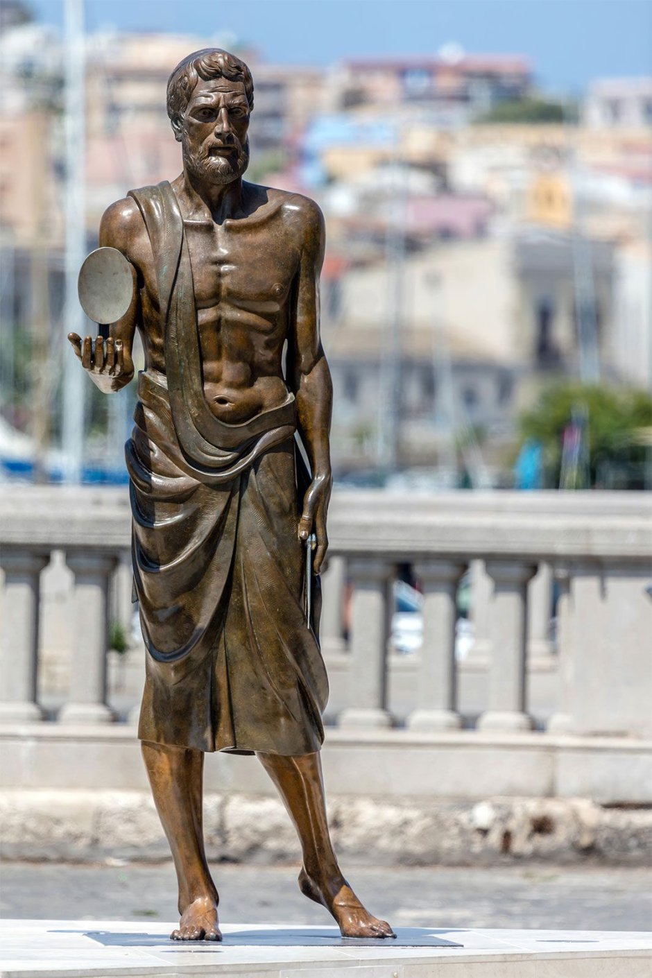 Статуя Архимеда в Сиракузах