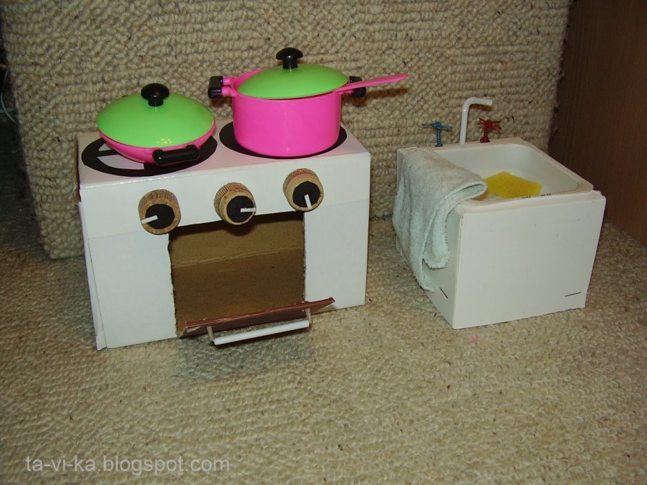 Мебель из картонных коробок для кукол