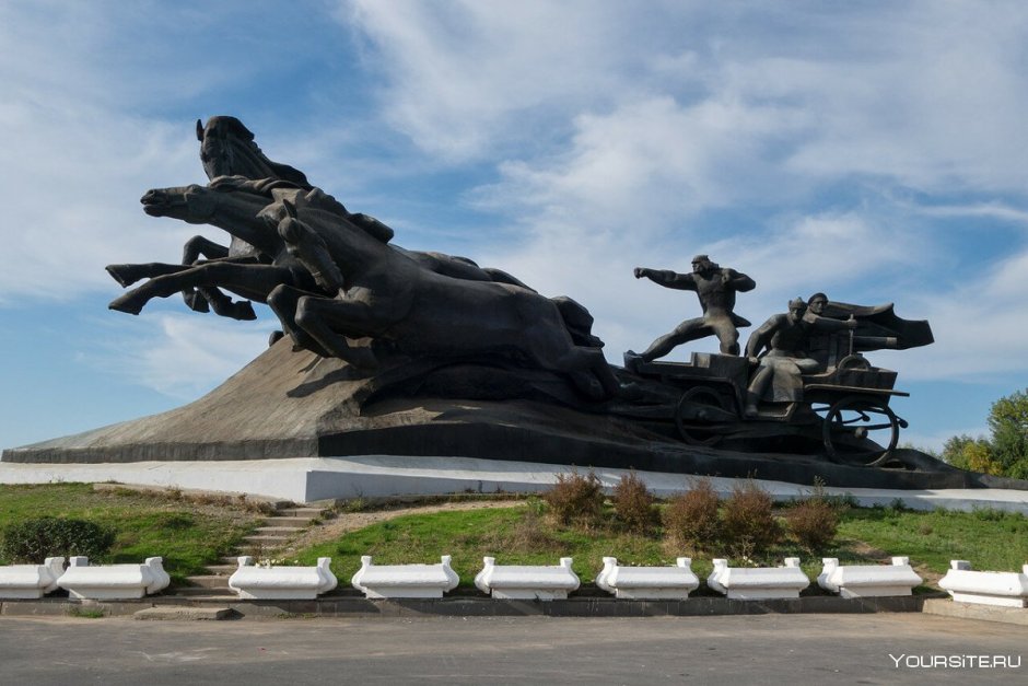 Памятник тачанке в Каховке в Ростове