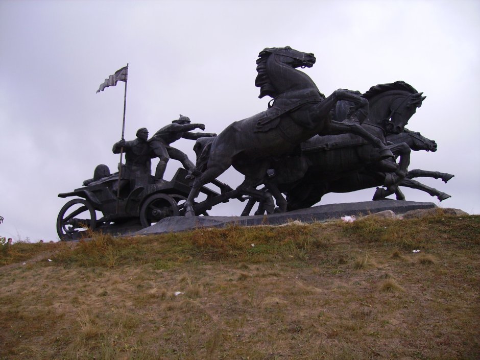 Памятник тачанке в Каховке