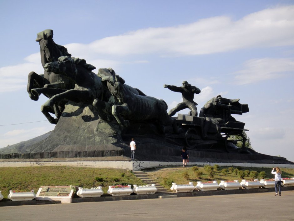 Памятник тачанке в Каховке