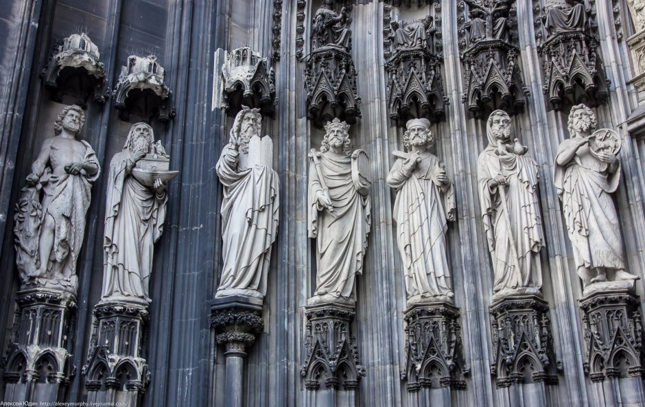 Страсбургский собор добродетели, попирающие пороки