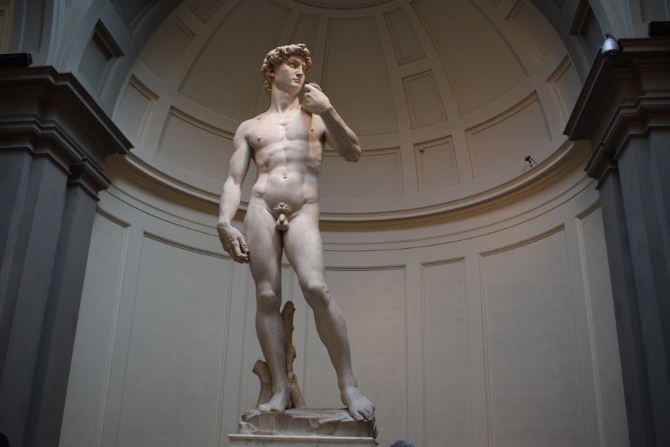Статуя адам Адама