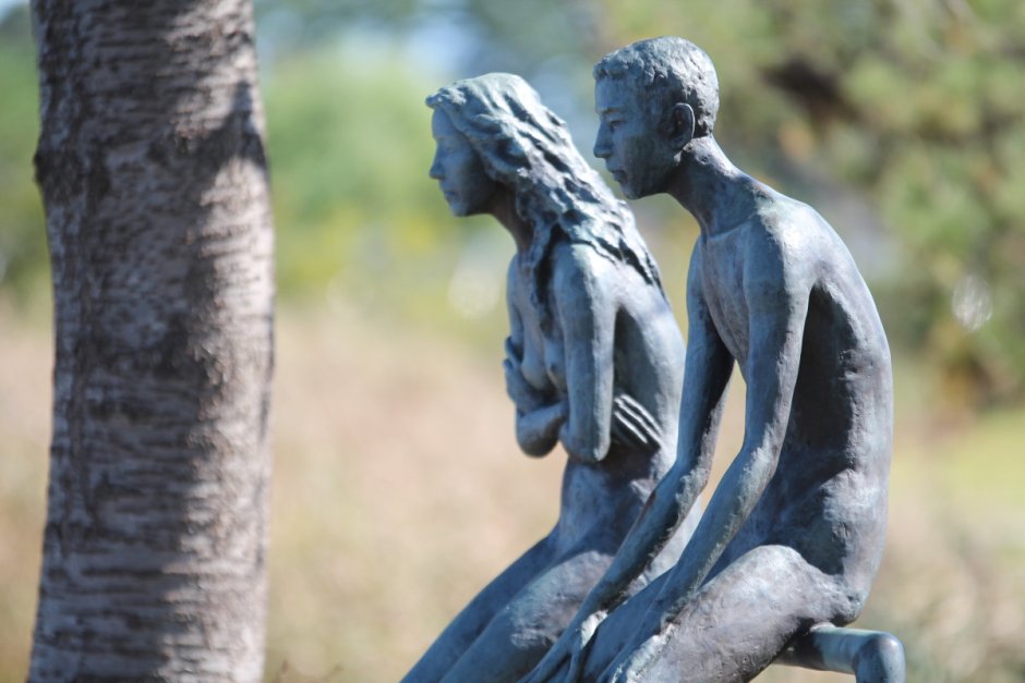 Скульптура юноша и девушка