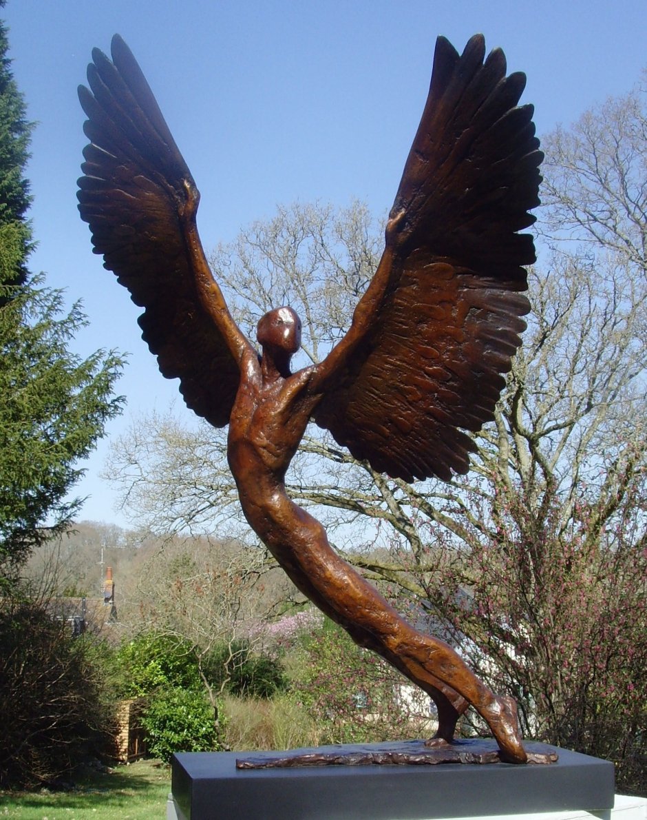 Скульптура с крыльями
