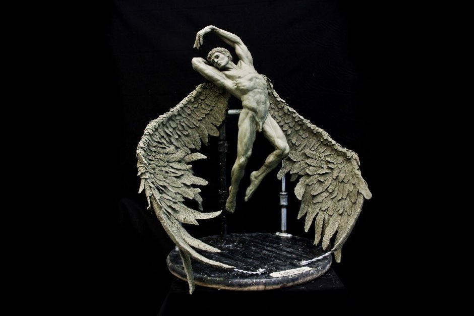 Человек с крыльями скульптура