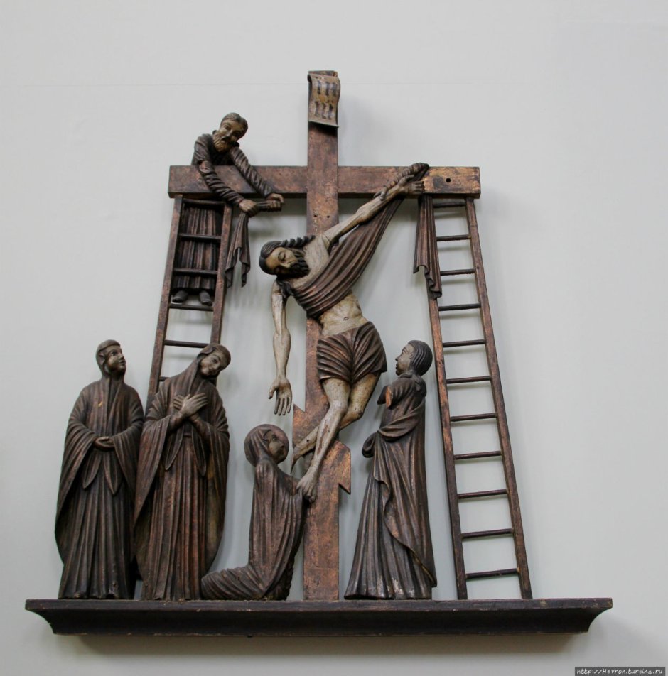 Деревянная церковная скульптура