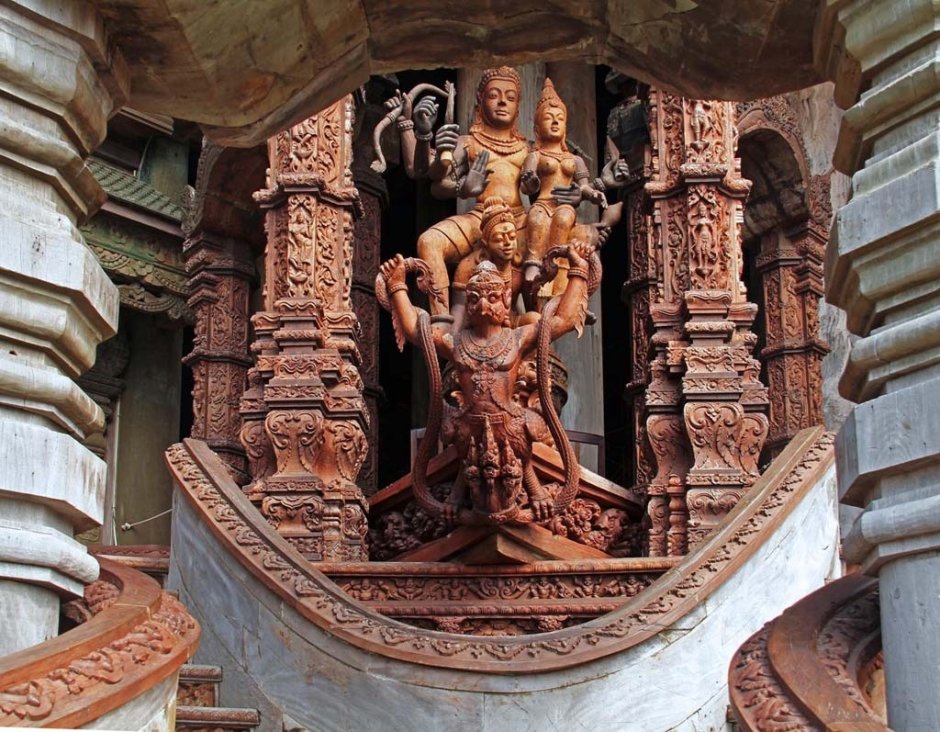 Деревянная храмовая скульптура
