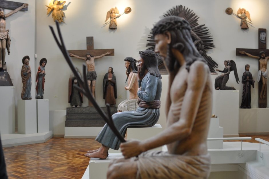 Семь деревянных фигур в часовне Чехия