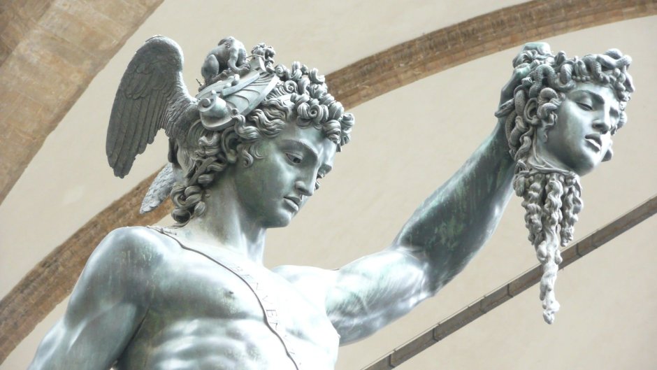 Медуза Горгона статуя в Греции