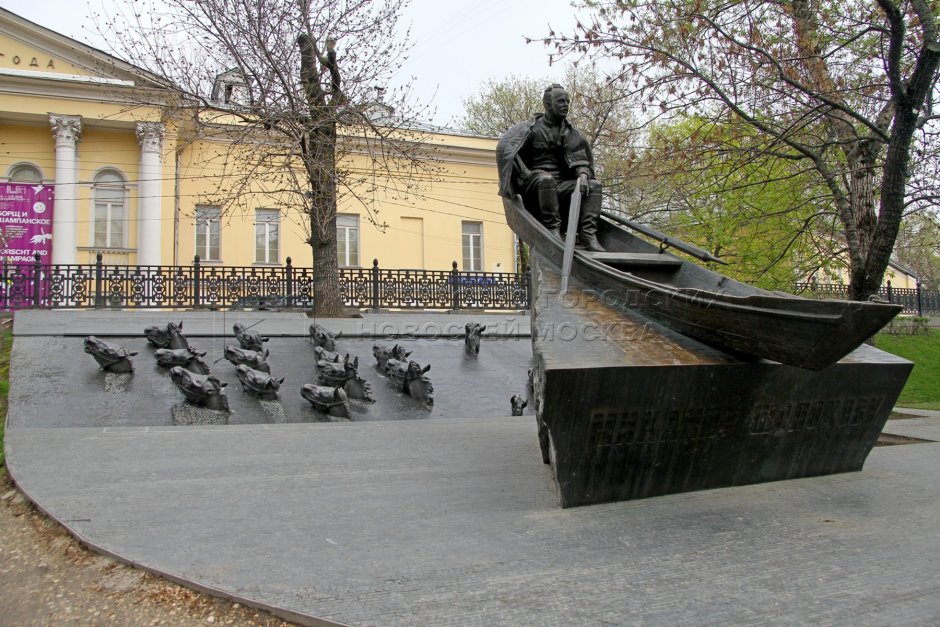 Памятник на Гоголевском бульваре