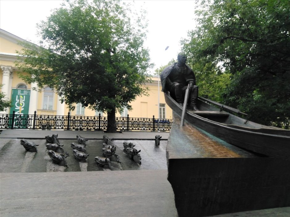 Памятник Михаилу Шолохову на Гоголевском бульваре