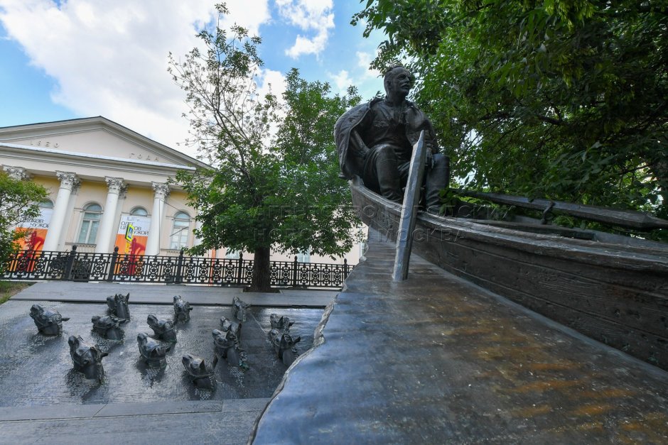 Памятник Гоголю в Москве Автор