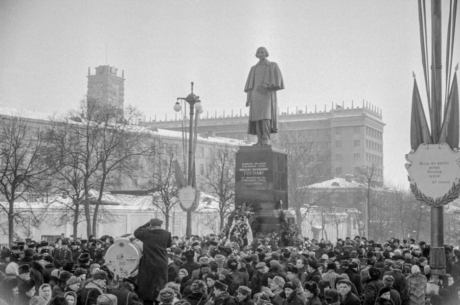 Памятник Гоголю на Гоголевском бульваре
