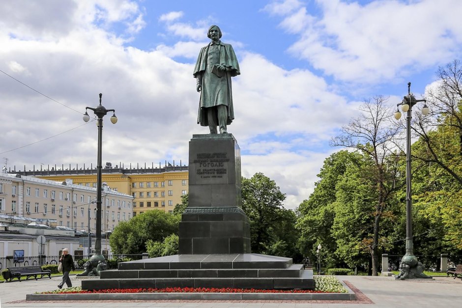 Памятник Гоголю в Москве на Гоголевском бульваре